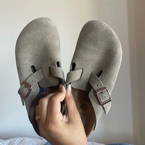 Birkenstock Boston clogs. In the color Taupe.